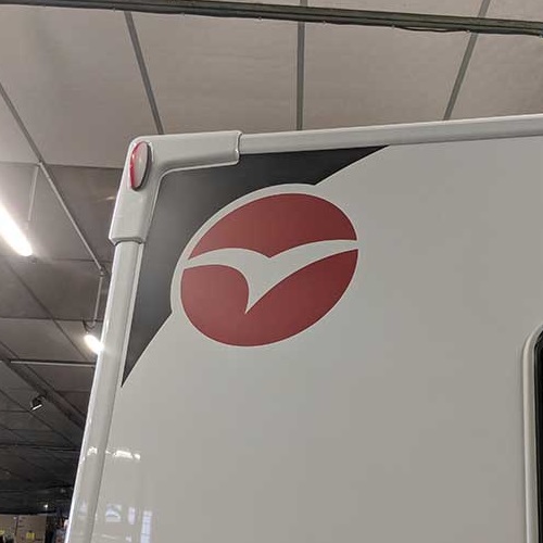 pilote logo rechtse zijwand boven 587x592
